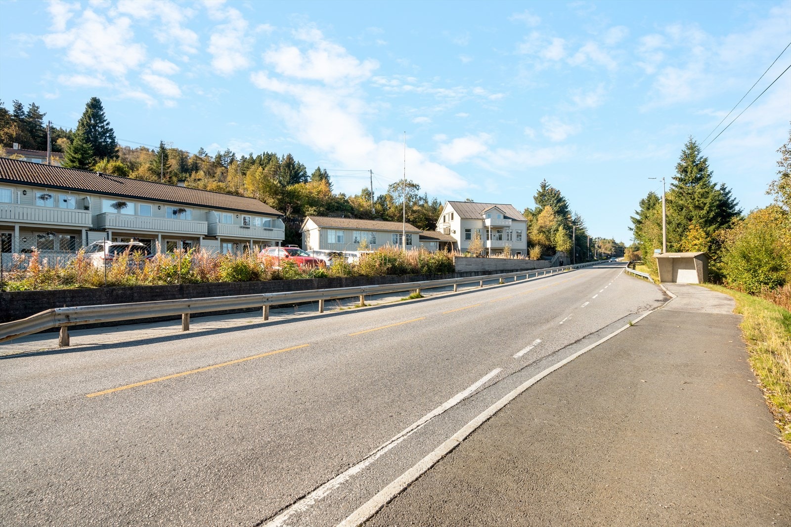 Bussholdeplass like nedenfor eiendommen, med avganger til Straume og videre til Bergen sentrum. Galleribilde