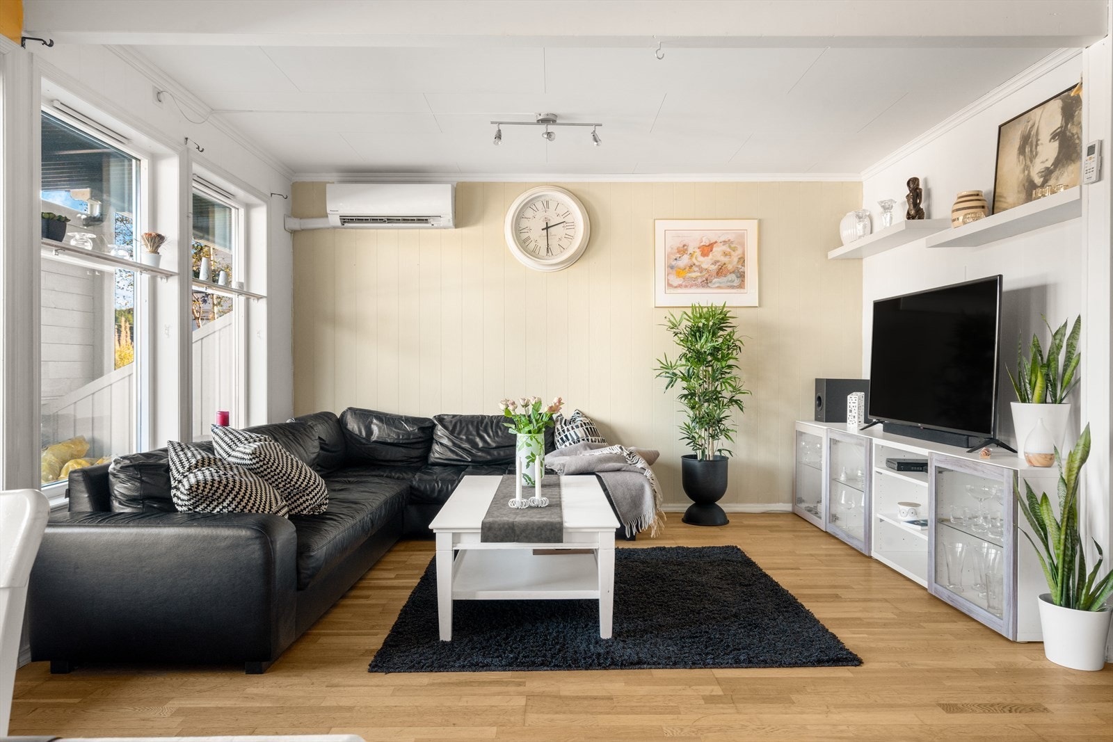 En flott 3-roms leilighet med en åpen planløsning, mye naturlig lys og to terrasser. Galleribilde