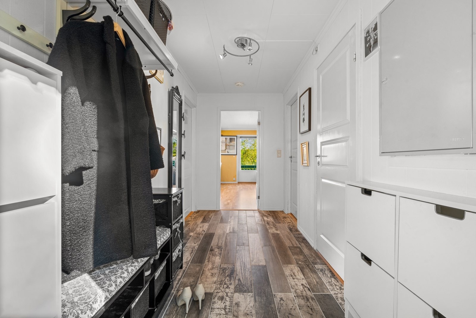 Velkommen inn til denne lyse og trivelig entréen. Galleribilde