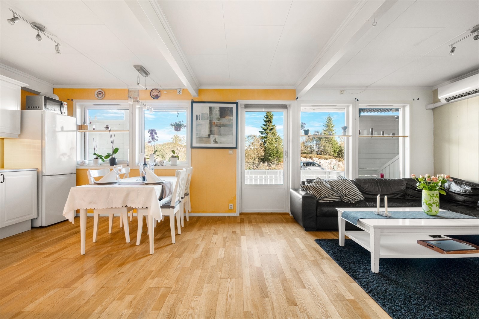 Leiligheten har en romslig stue-/kjøkkenløsning. Her er det store vindusflater som sørger for rikelig med naturlig belysning og en god atmosfære. Galleribilde
