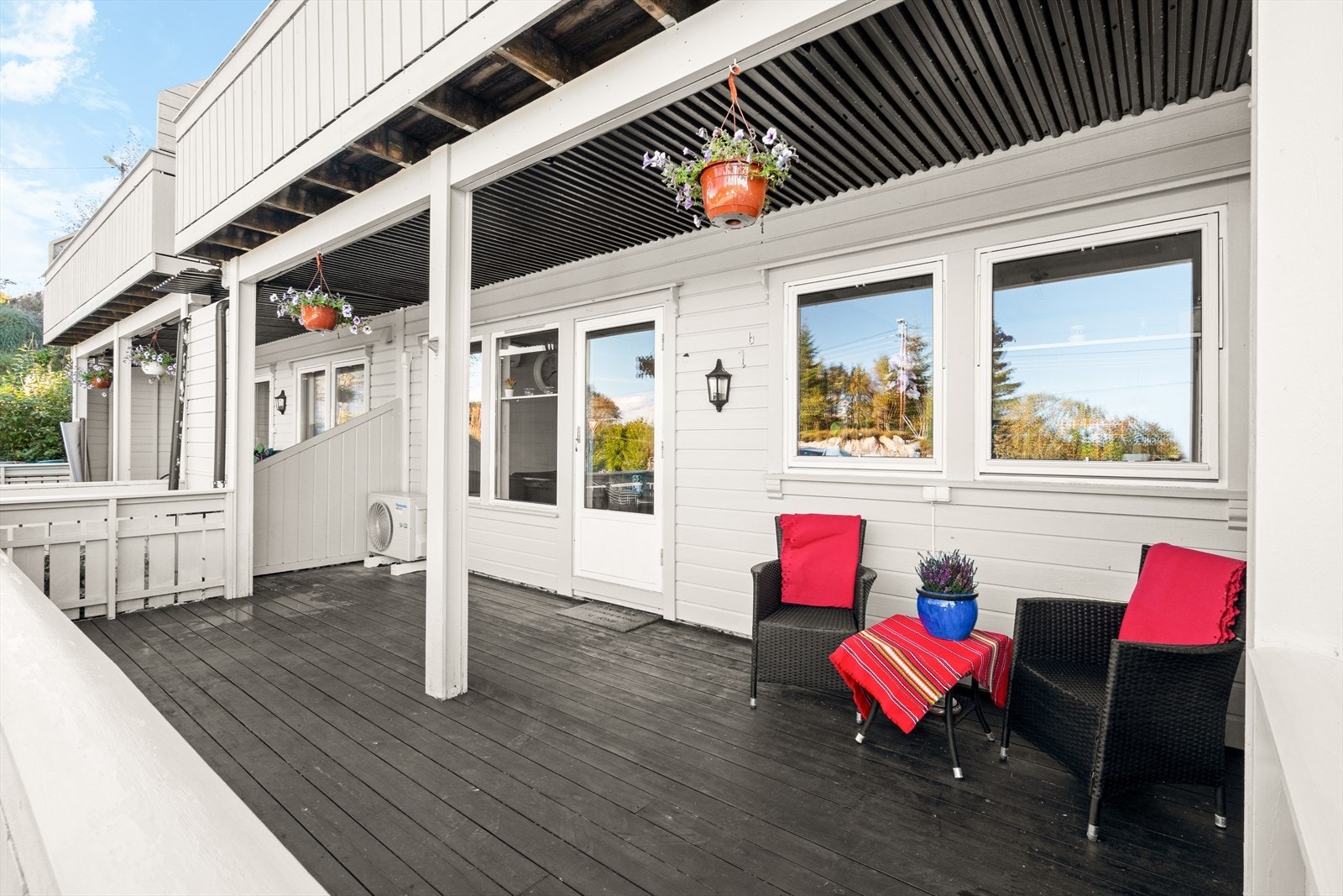 Fra stuen er det utgang til en flott terrasse målt til 21,7m². Galleribilde