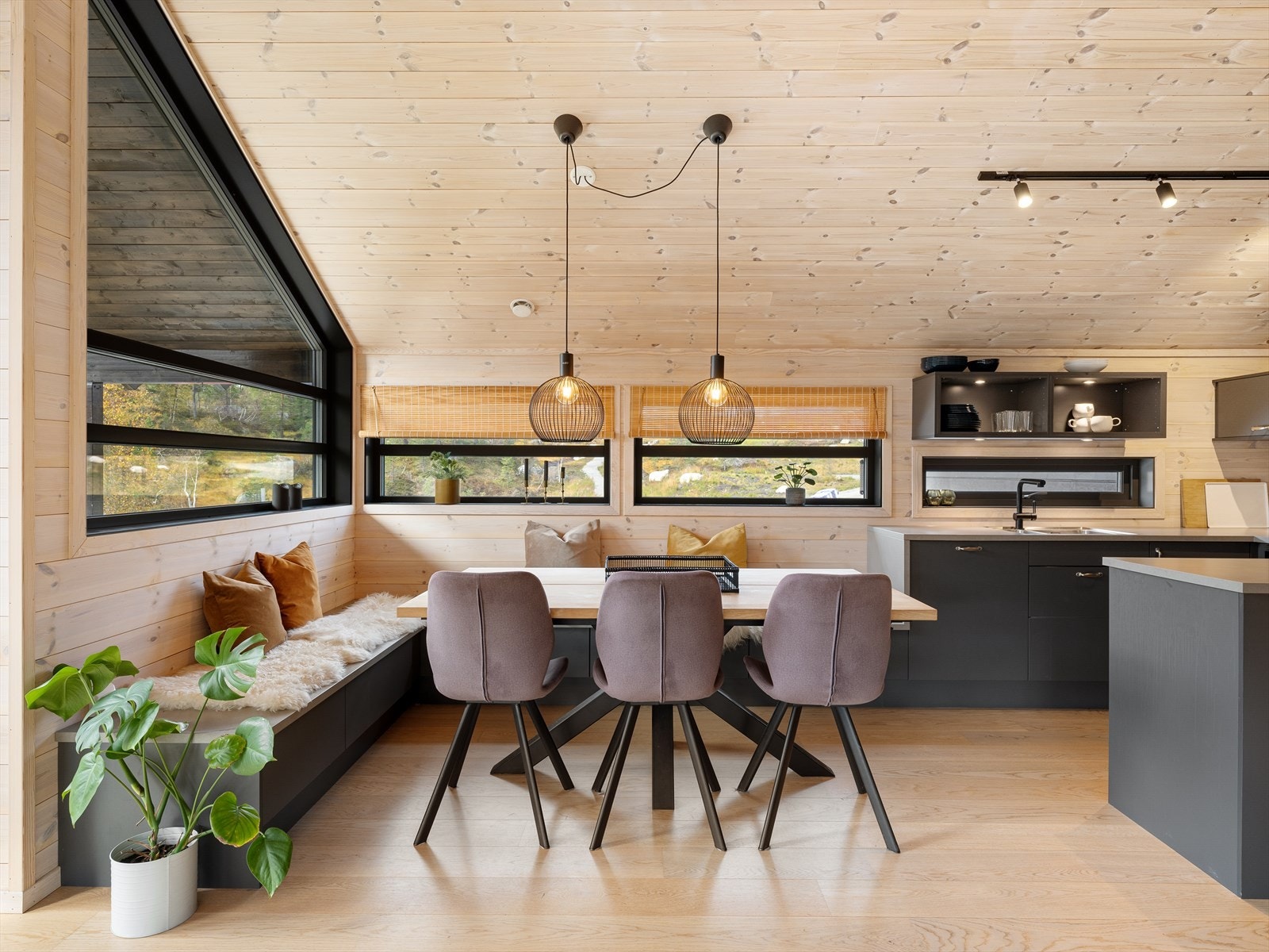 Stedsbygget benk i tilknytning til spisebord. Lagringsplass i skuffer under benken. Galleribilde