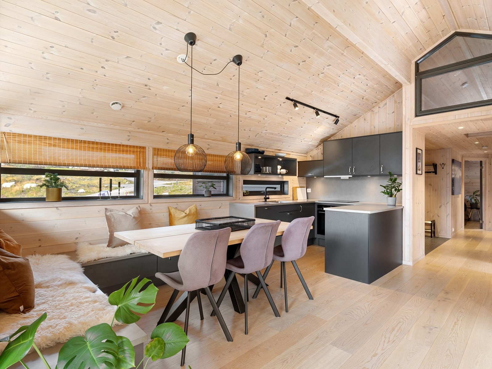 Enstavs eikeparkett og lysnet furupanel. Galleribilde