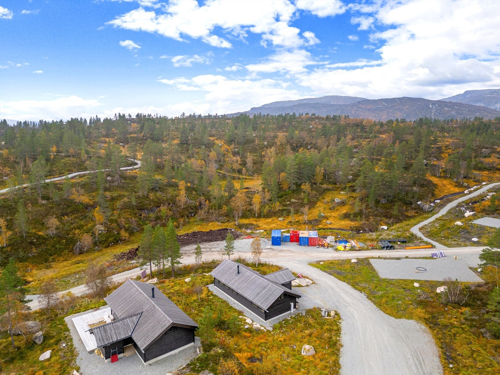 Parker ved hytteveggen året rundt. Om vinteren ligger skiløypa like utenfor og tar deg videre til Sirdals flotte løypenettverk. Galleribilde
