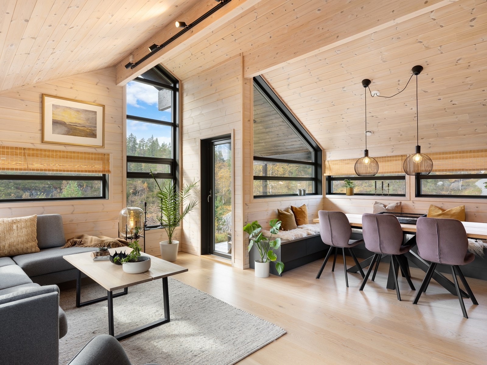 Fra stua er det utgang til overbygget terrasse med gode solforhold. Galleribilde