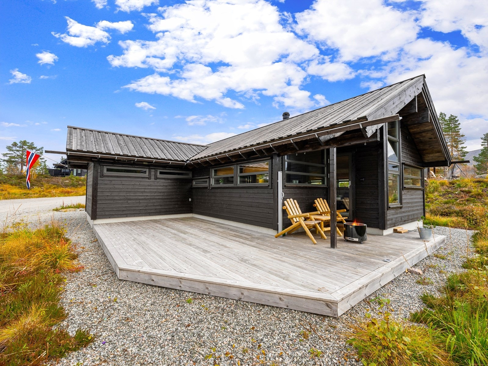 På utsiden er det bygget en god terrasse med delvis takoverbygg. God plass til bil rett ved hytta. Galleribilde