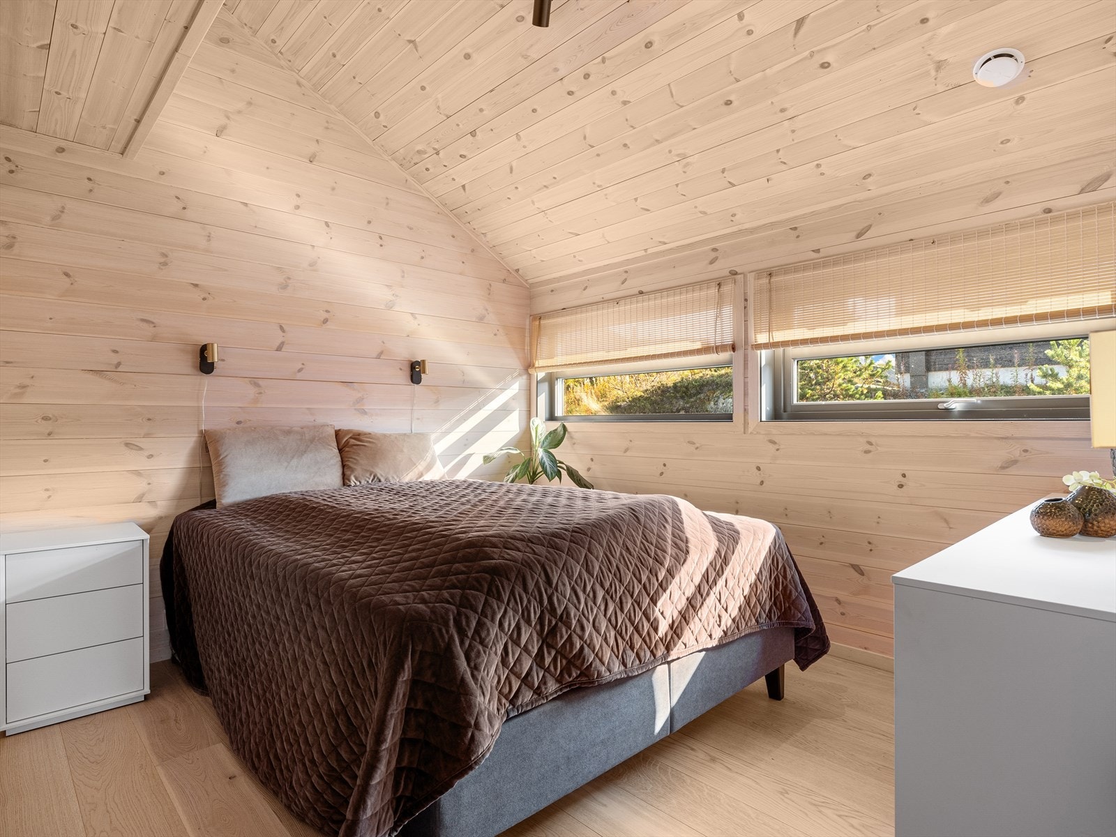 Hovedsoverom med god takhøyde og garderobeplass. Galleribilde