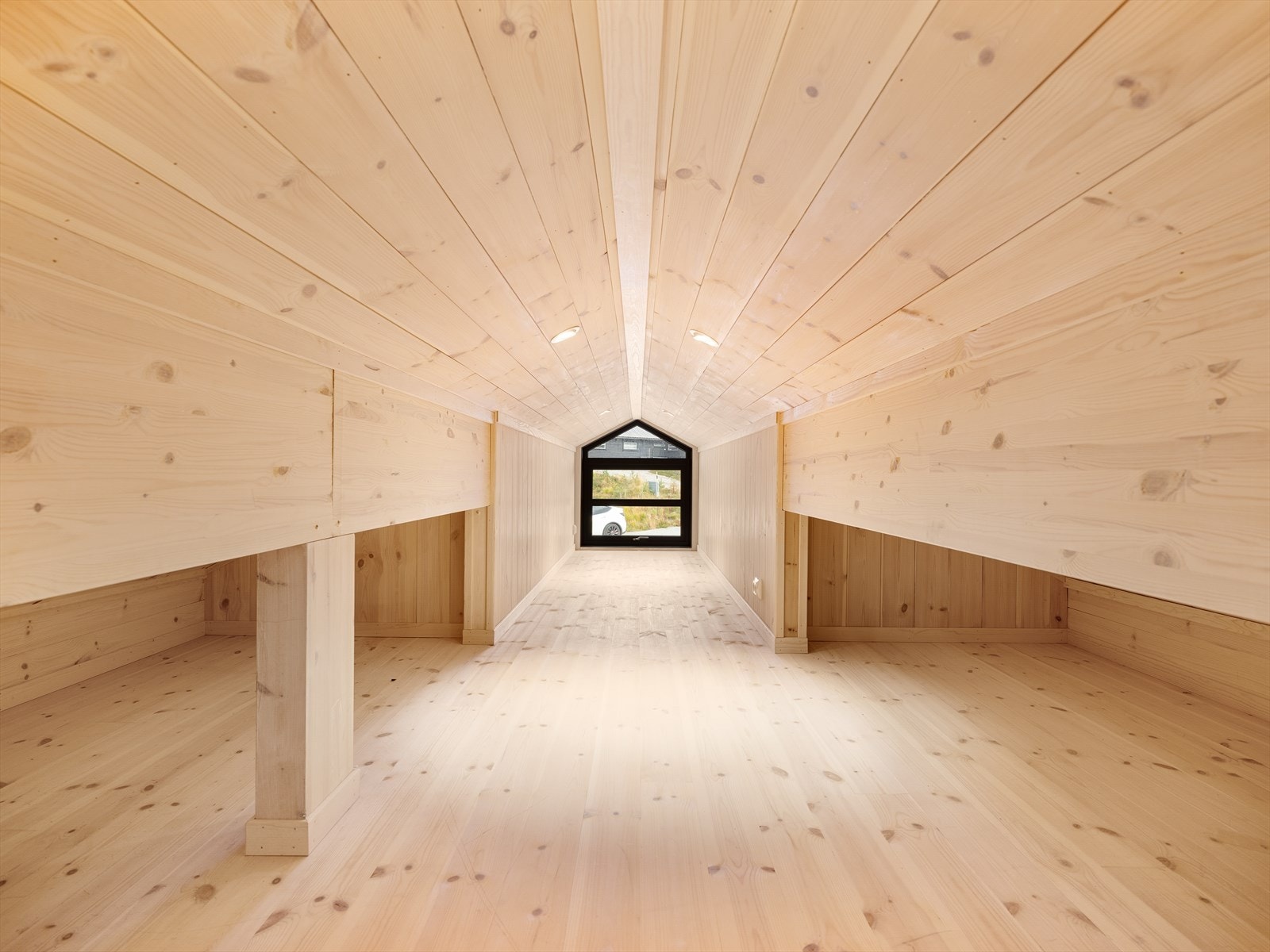 Hems med furugulv og lyse vegger. Spotter. Galleribilde