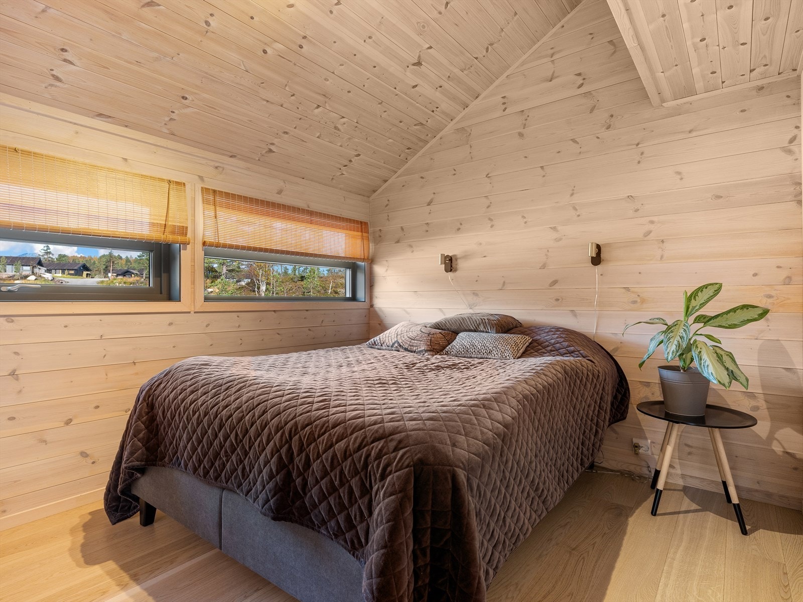 Soverom 2 innredet med dobbeltseng. Galleribilde