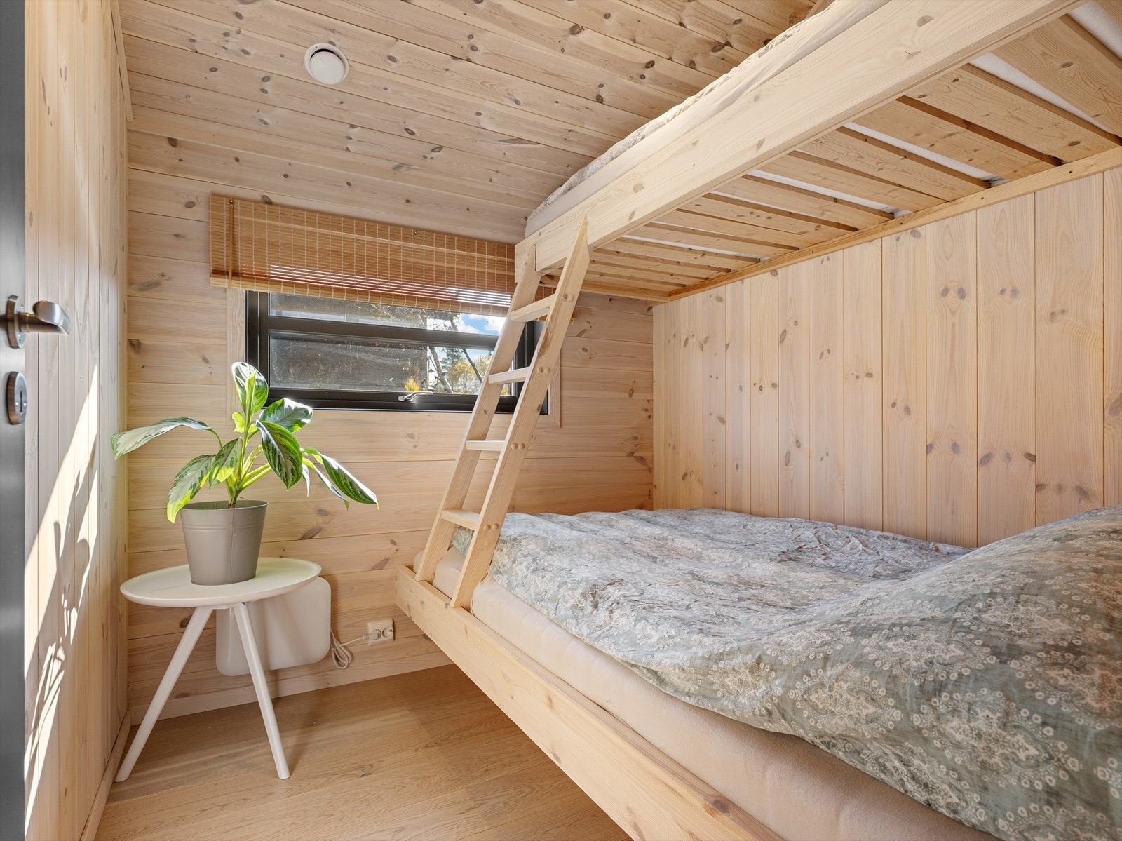 Soverom 3 innredet med stedsbygd køyeseng. Galleribilde