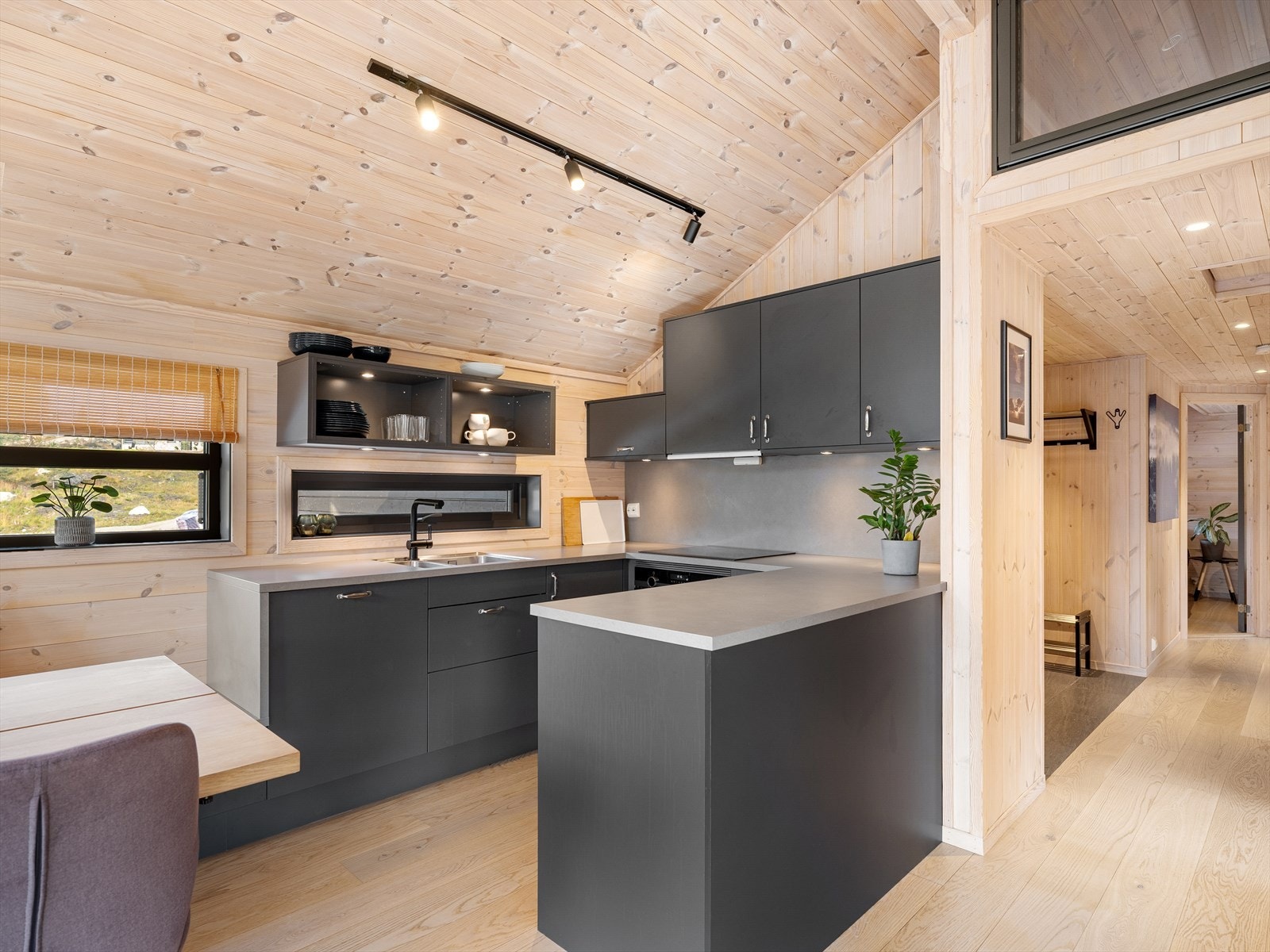 Kjøkkenet har en fin plassering i rommet, litt skjermet fra stua Galleribilde