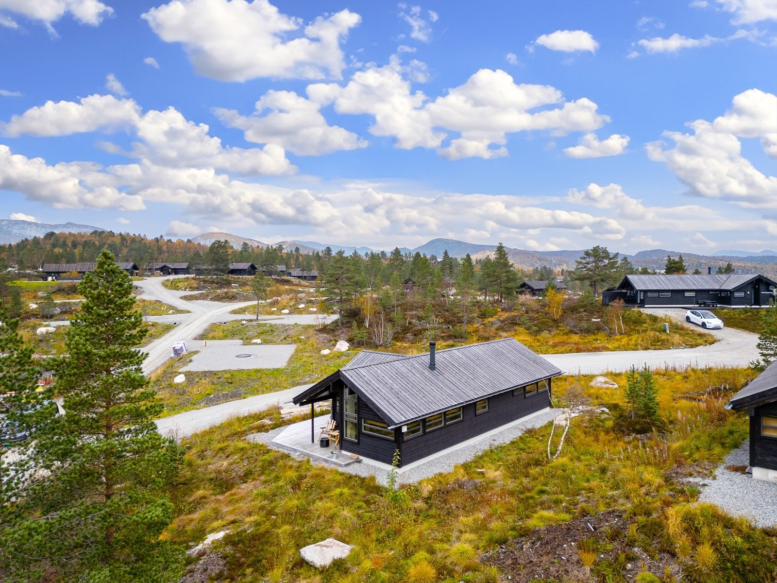 Sommerstid er det fine turstier like utenfor døra, Sirdals mest populære badeperle "Nessetfossen" ligger i gangavstand. Galleribilde