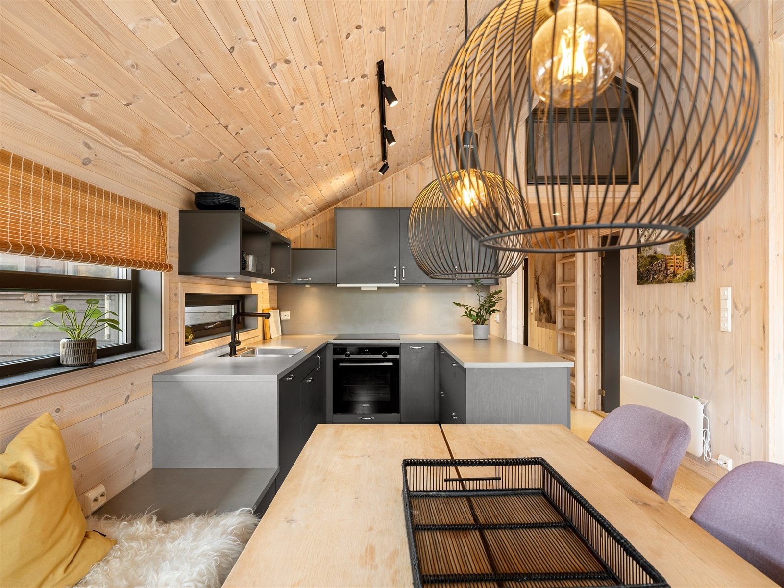 Stilfullt kjøkken med integrerte hvitevarer. Galleribilde