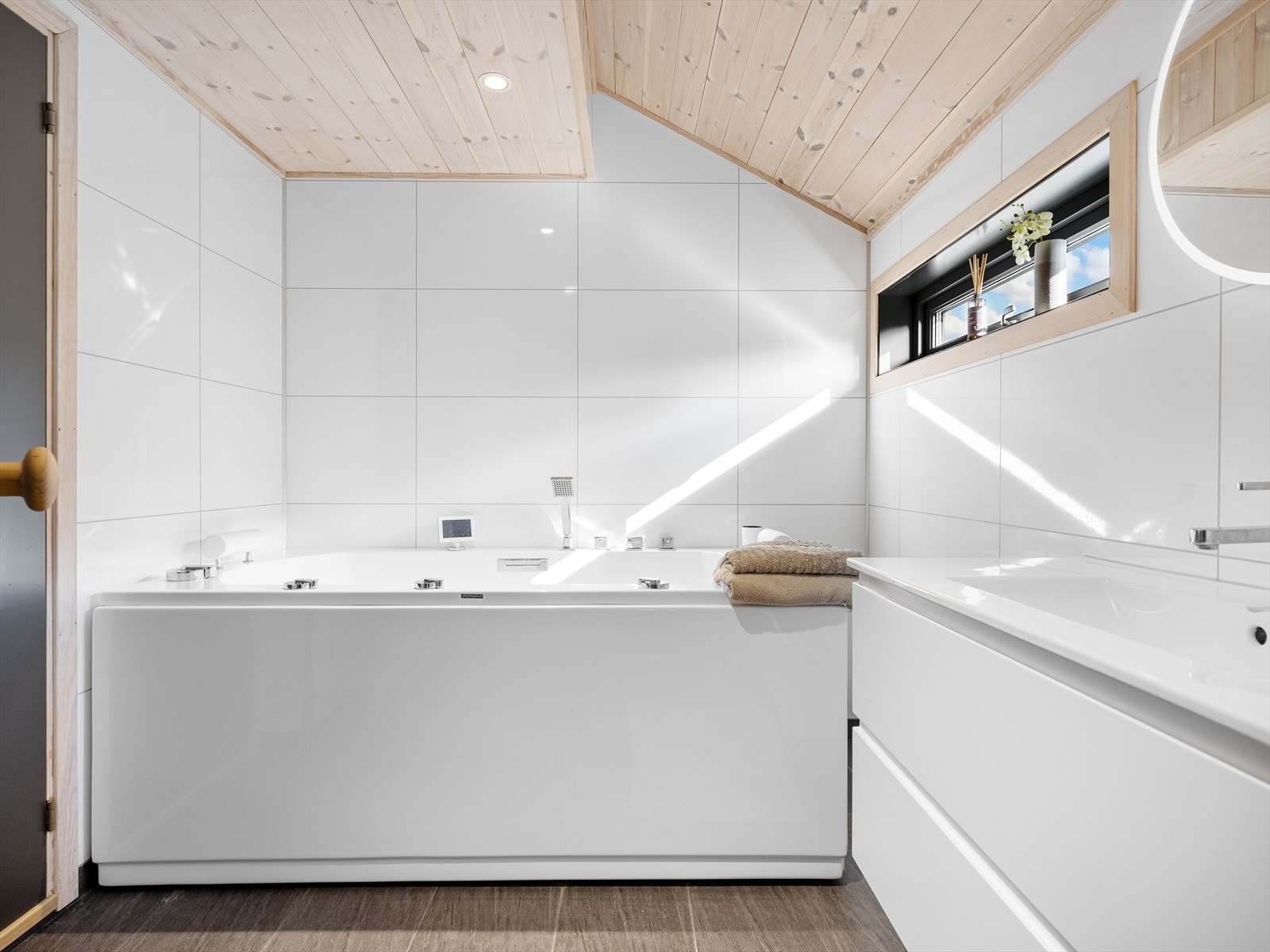 Spotter i tak og naturlig lys inn fra vindu. Galleribilde