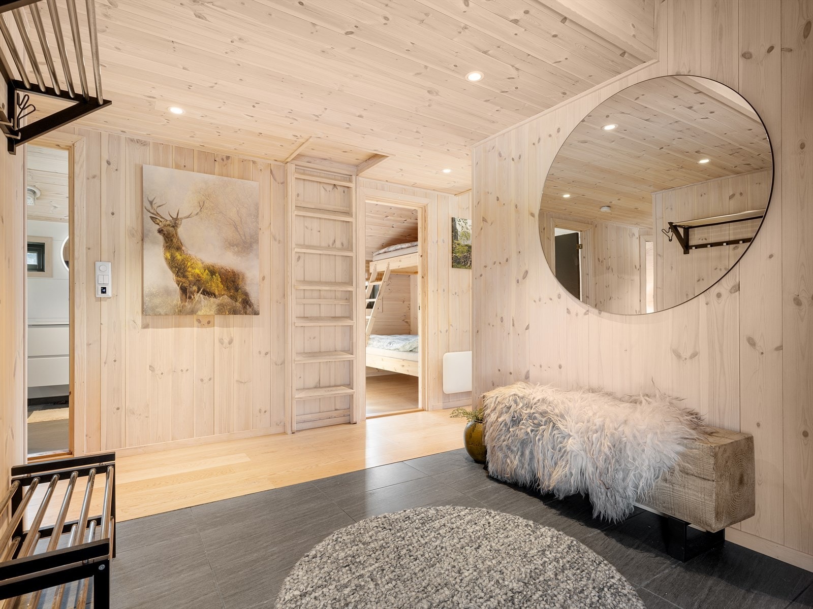 Romslig og innbydende gang Galleribilde