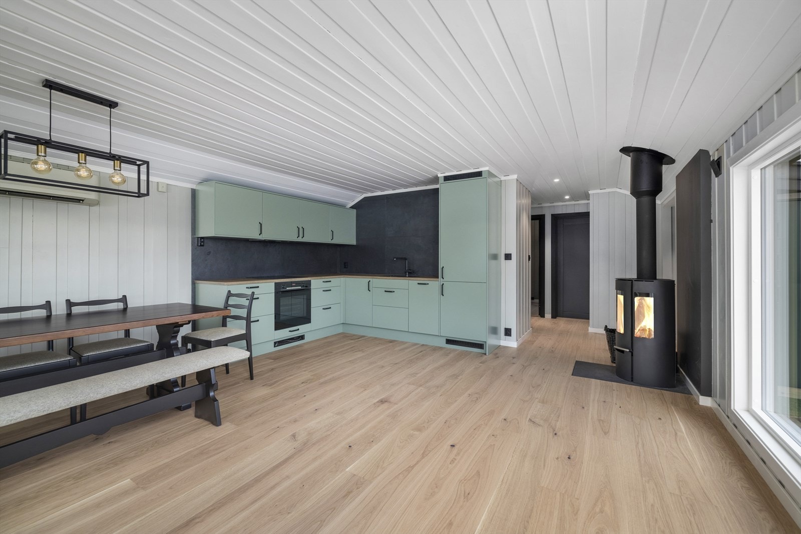 Velkommen inn! Lekkert pusset opp med nye overflater og fine duse farger! Galleribilde