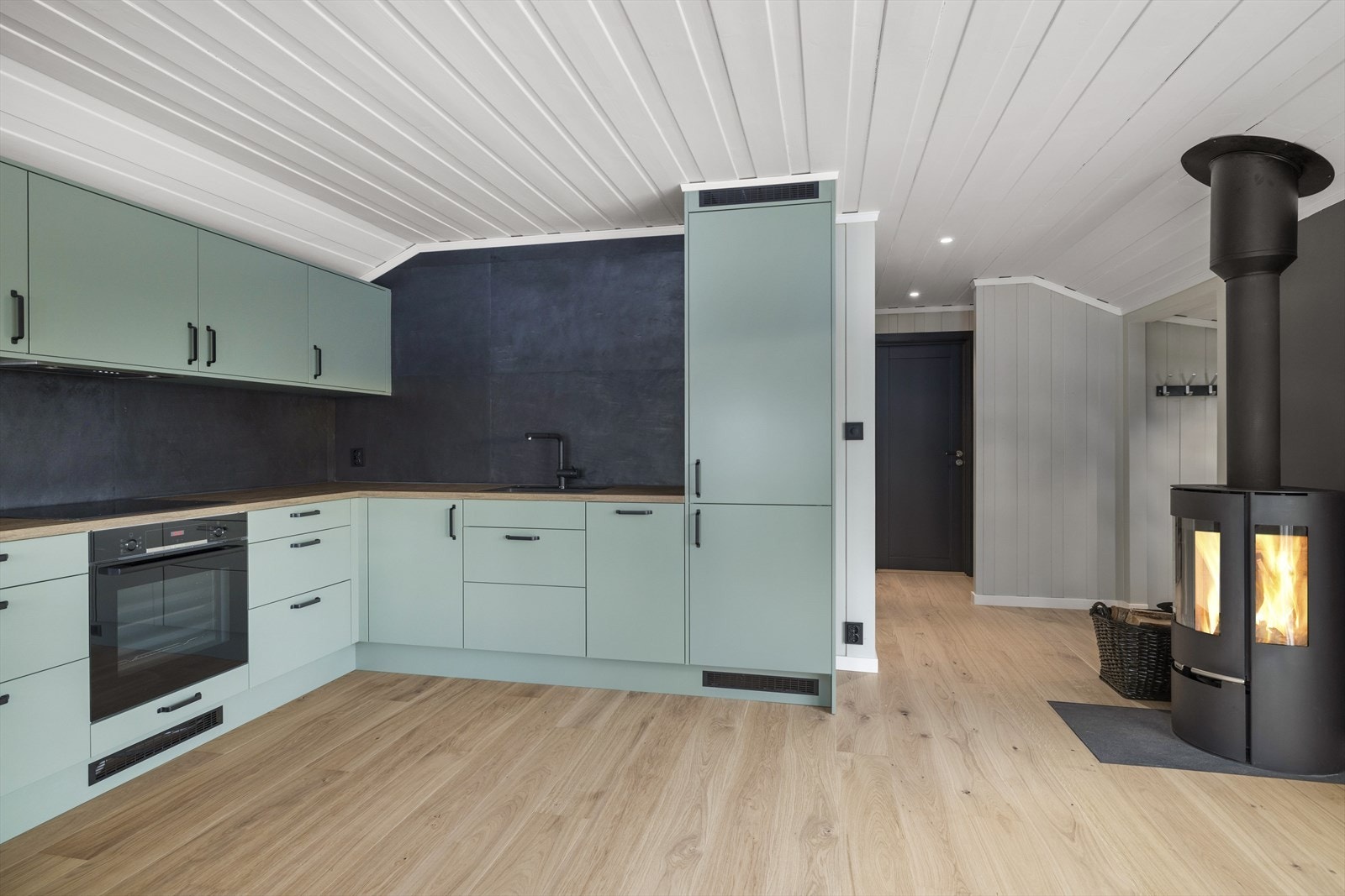 Lekkert kjøkken fra Epoc med integrerte hvitevarer. Galleribilde