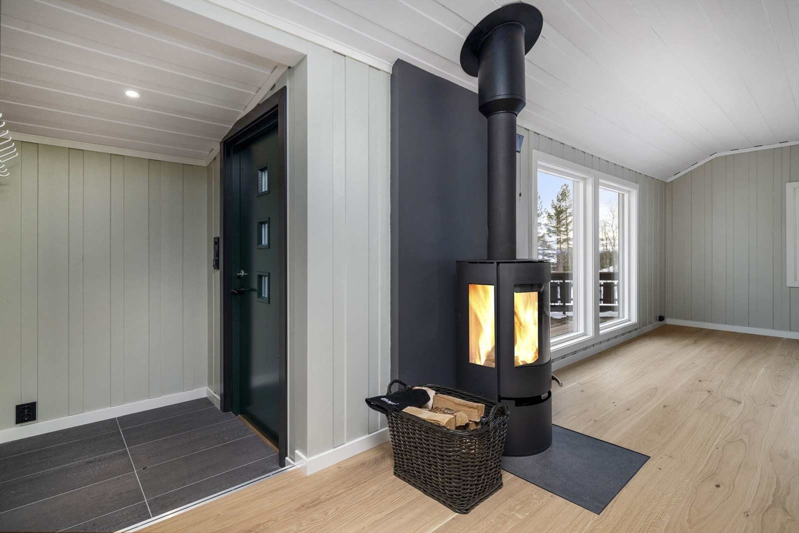 Vindfang med fliser og varmekabler i gulvet Galleribilde