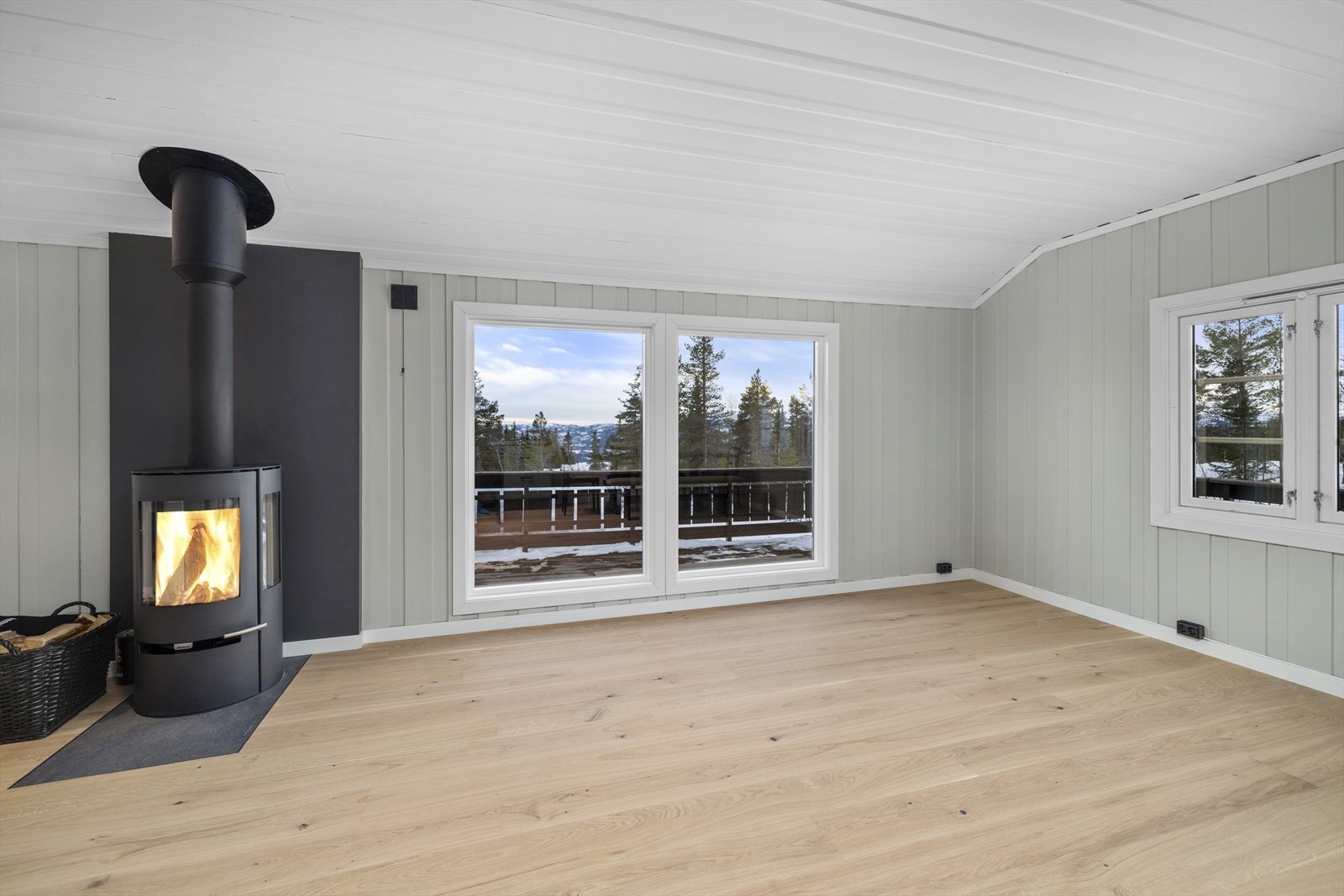 I stue er det god plass for både spiseplass og stuemøblement. Galleribilde