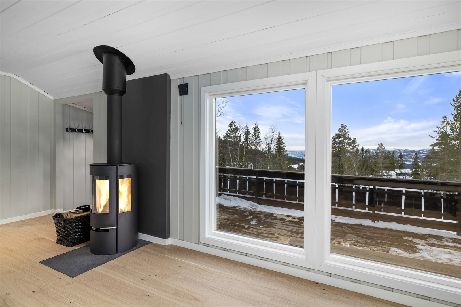 I stue er det montert ny pipe med moderne peisovn samt installert ny varmepumpe som bidrar til rask og lun varme. Galleribilde