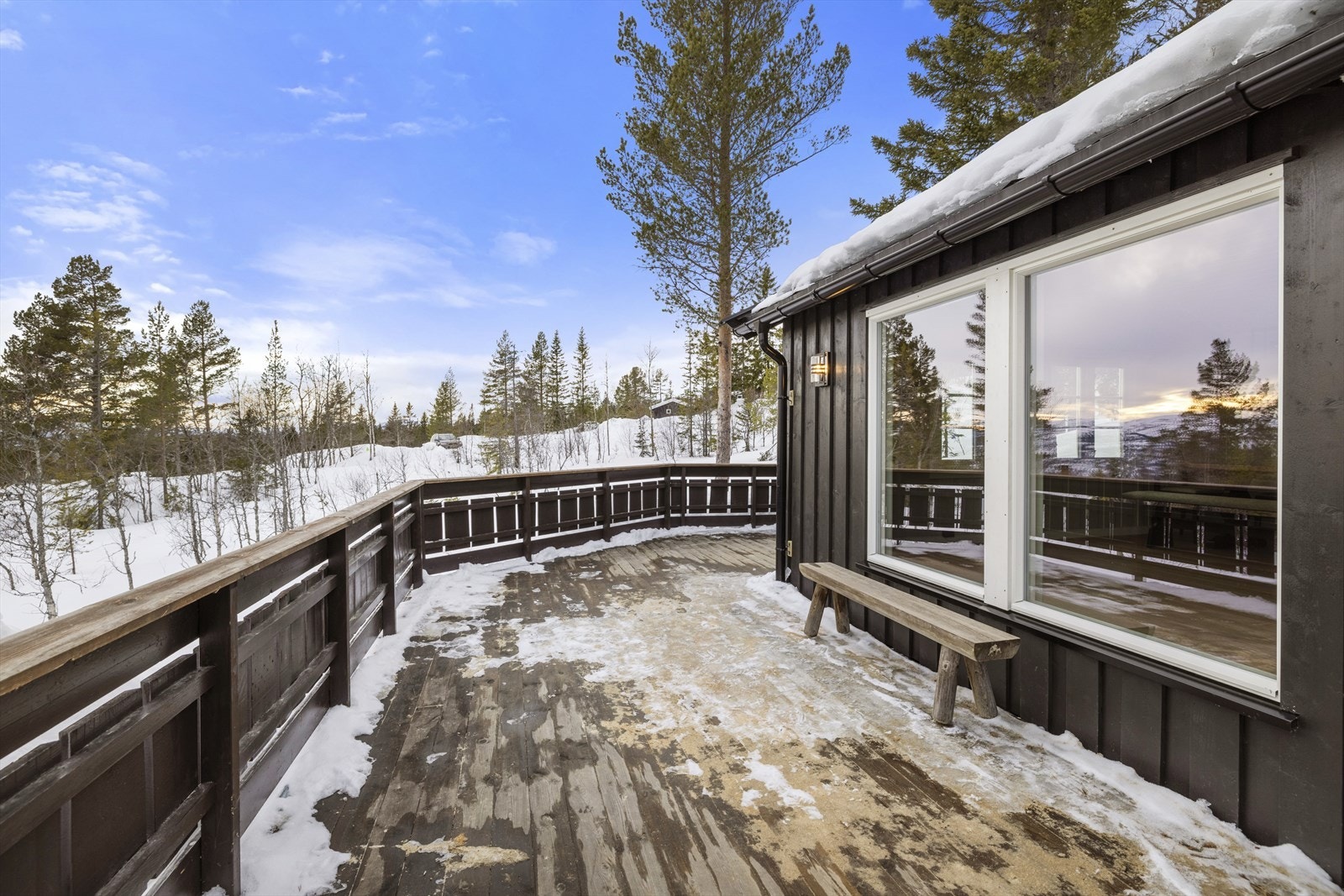 Romslig terrasse på ca. 32 kvm. i forbindelse med inngangspartiet. Galleribilde