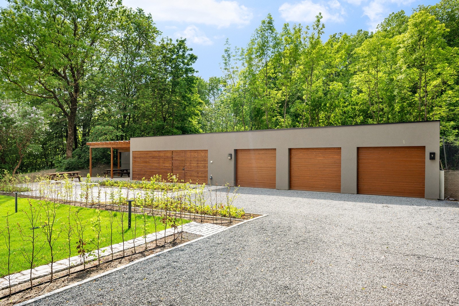 Egen garasje med elbil-lader medfølger leiligheten Galleribilde