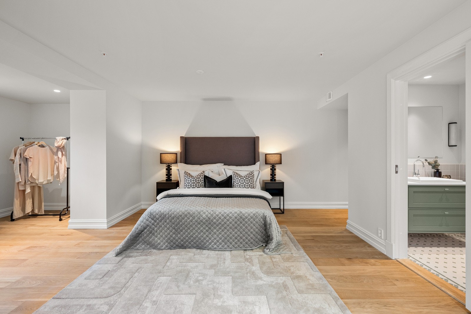 Stor masteravdeling med walk-in og lekkert bad Galleribilde