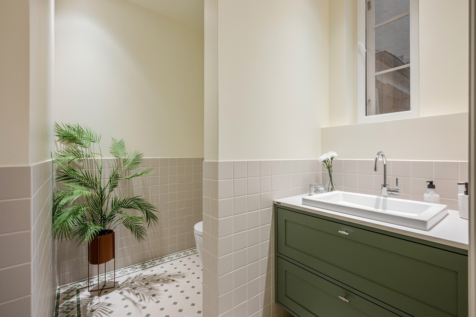 Praktisk gjestetoalett i hovedetasjen Galleribilde