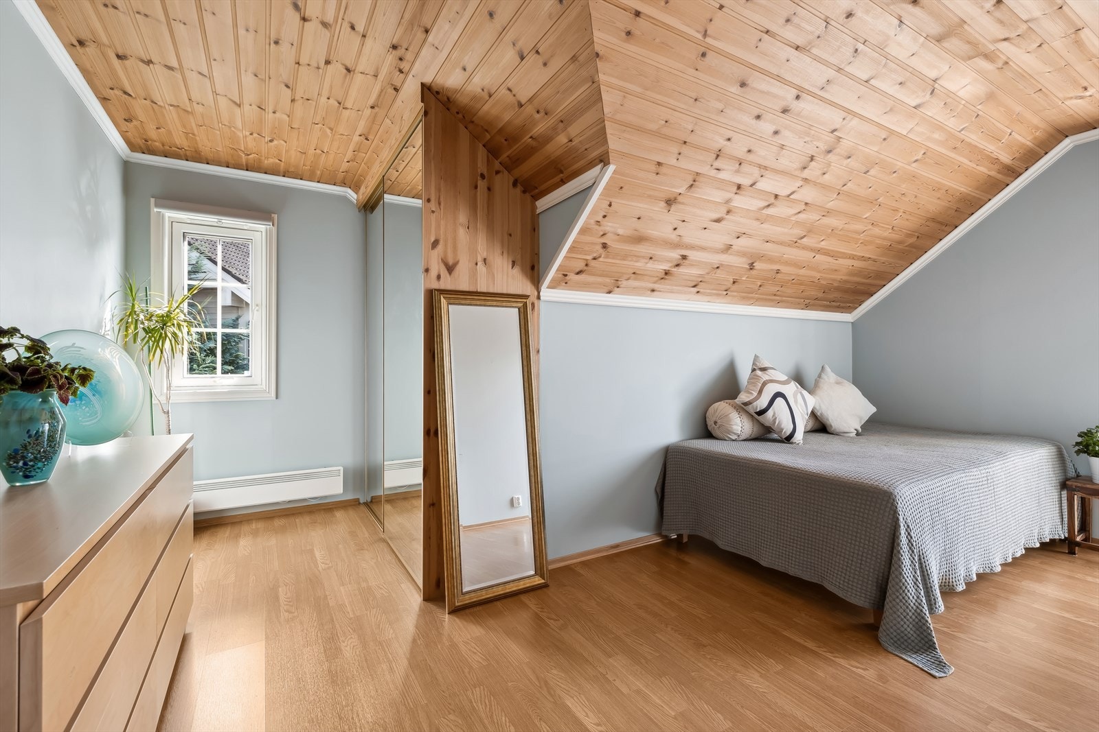Det er tre gode soverom i andre etasje. Det største soverommet i etasjen har integrert garderobe med speilløsning. Galleribilde