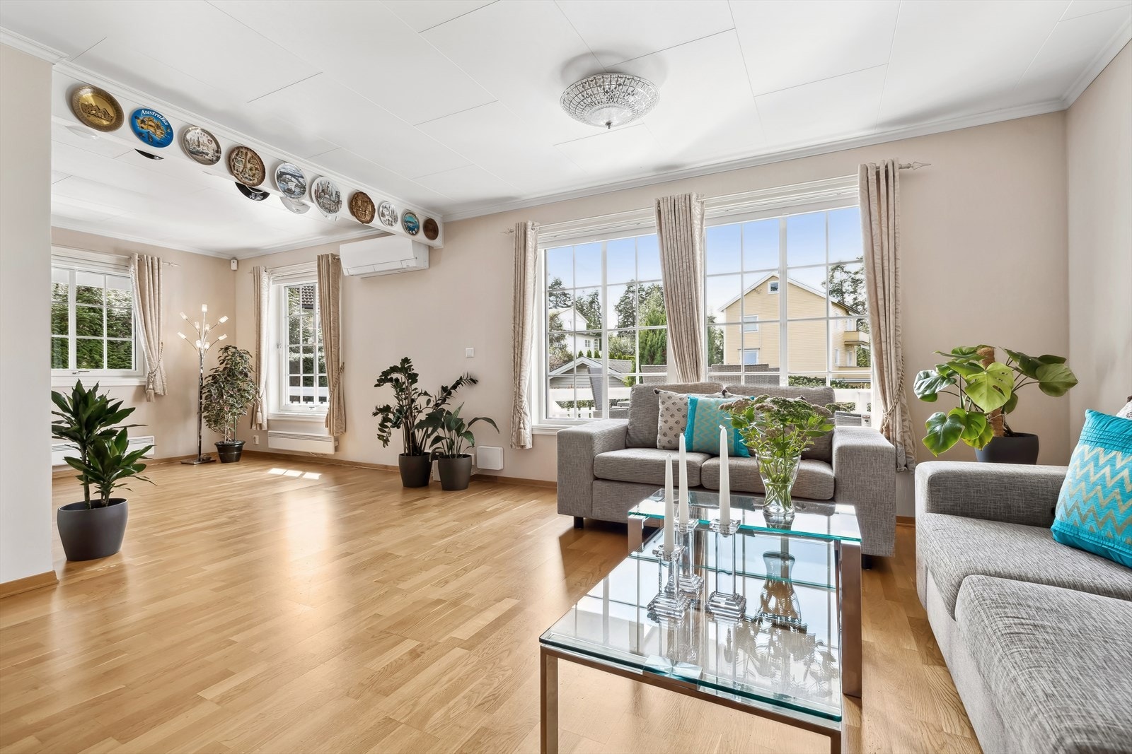 Stuen er lys og romslig med store vindusflater som gir godt med naturlig lys. Galleribilde