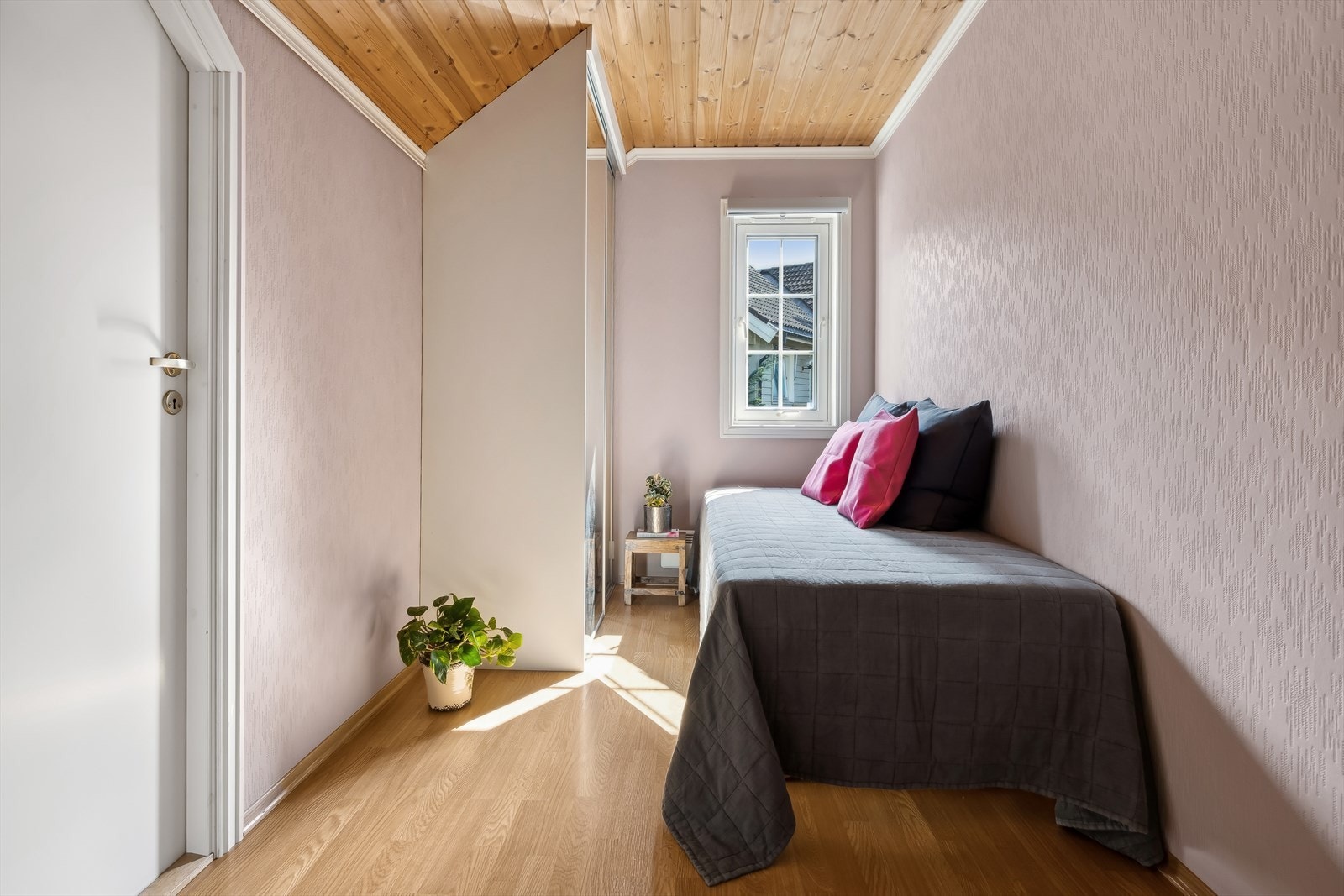 Soverom 3 med integrert garderobe med speilfronter. Galleribilde