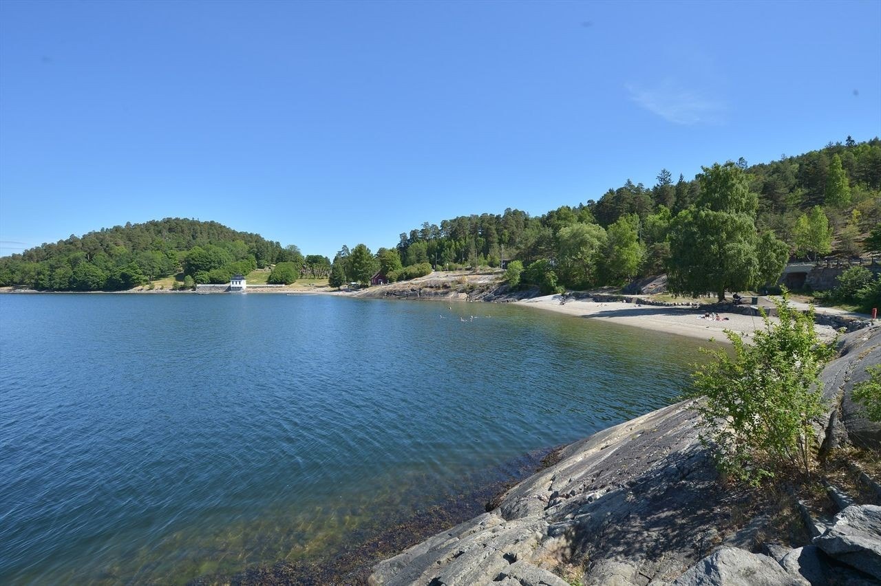 Kort sykkel- eller kjøretur unna finner man flere badestrender som bl.a. populære Hvervenbukta. Galleribilde