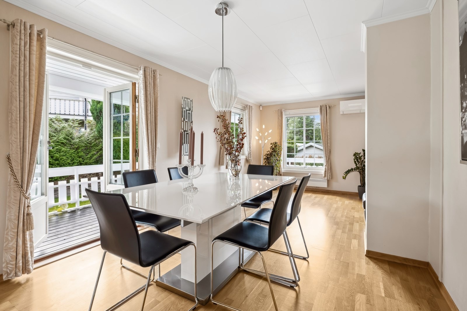 Det er god plass til spisestue. Varmepumpe er montert i boligen. Galleribilde
