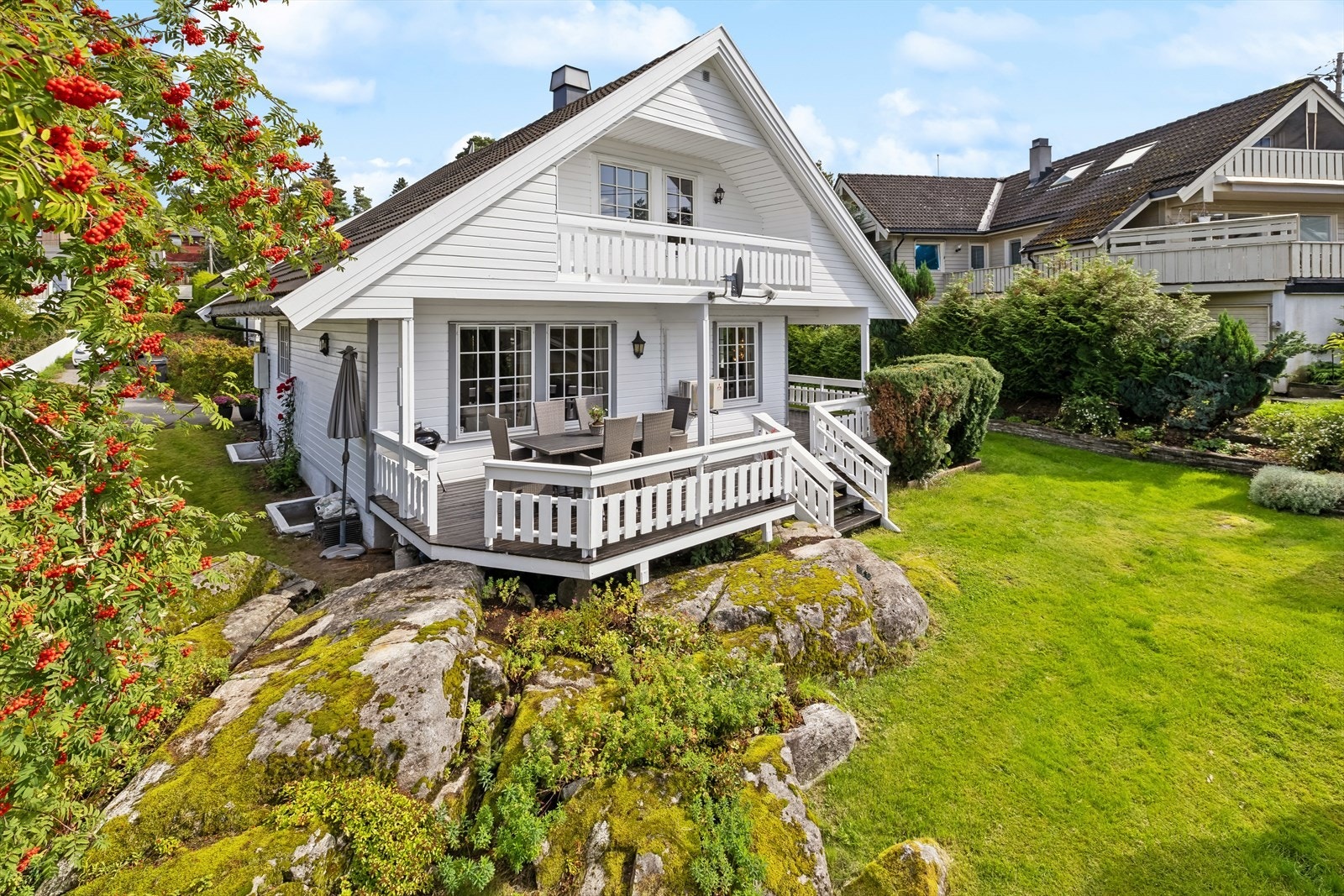 Boligen har en særdeles familievennlig planløsning med bl.a. 3 soverom, 2 bad og et gjestetoalett. Galleribilde