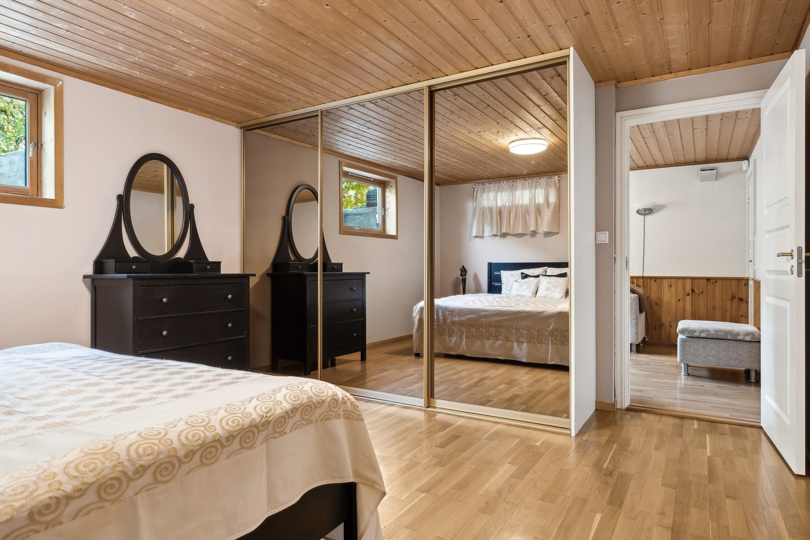 Rommet er innredet med integrert garderobe med speilfronter. Galleribilde