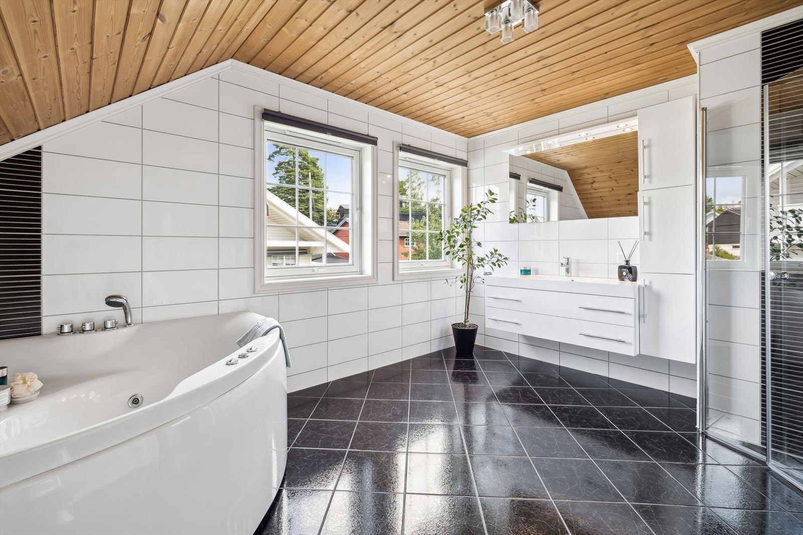 Badet i andre etasje er oppgradert og flislagt i 2009. Badet er innredet med baderomsinnredning med glatte, folierte fronter og heldekkende servant. Galleribilde