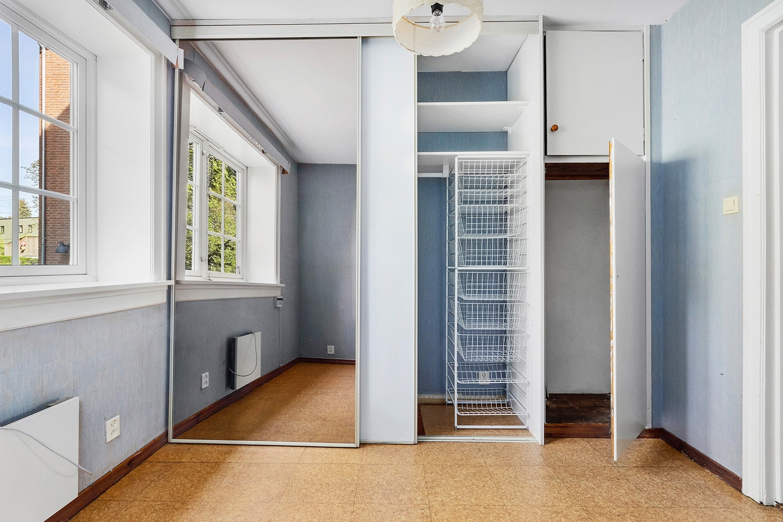 God plass til garderobe og dobbeltseng Galleribilde