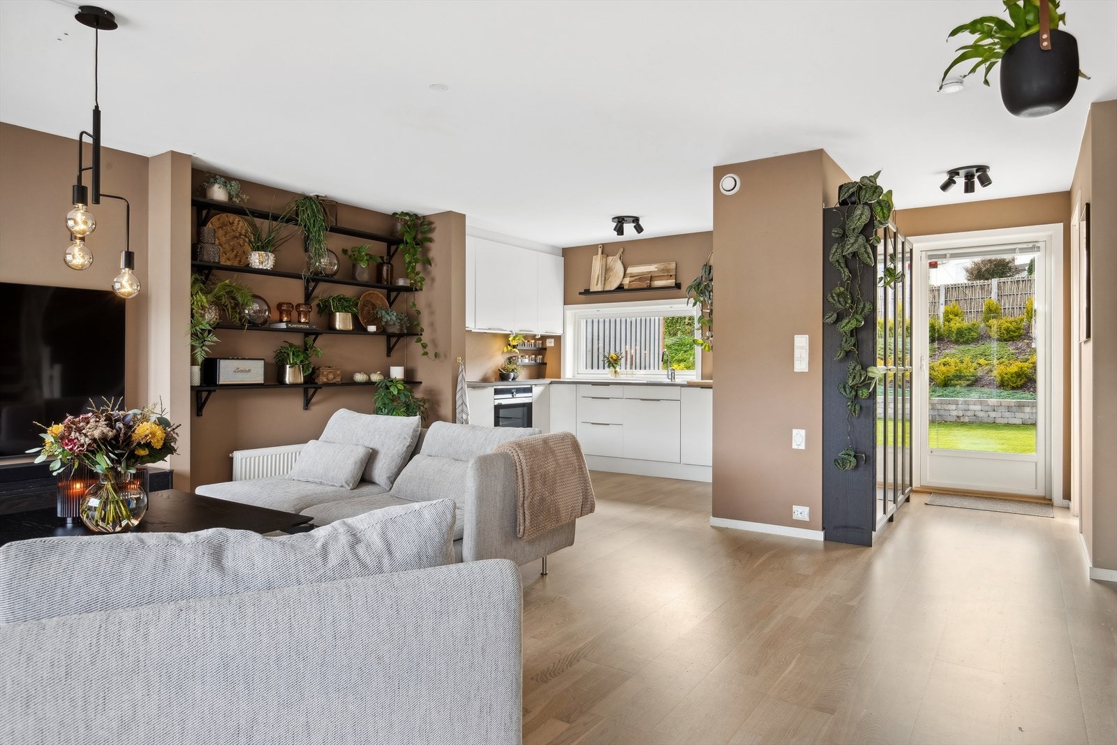 Fra kjøkkenet har du direkte utgang til hyggelig terrasse og flott uteområde. Galleribilde