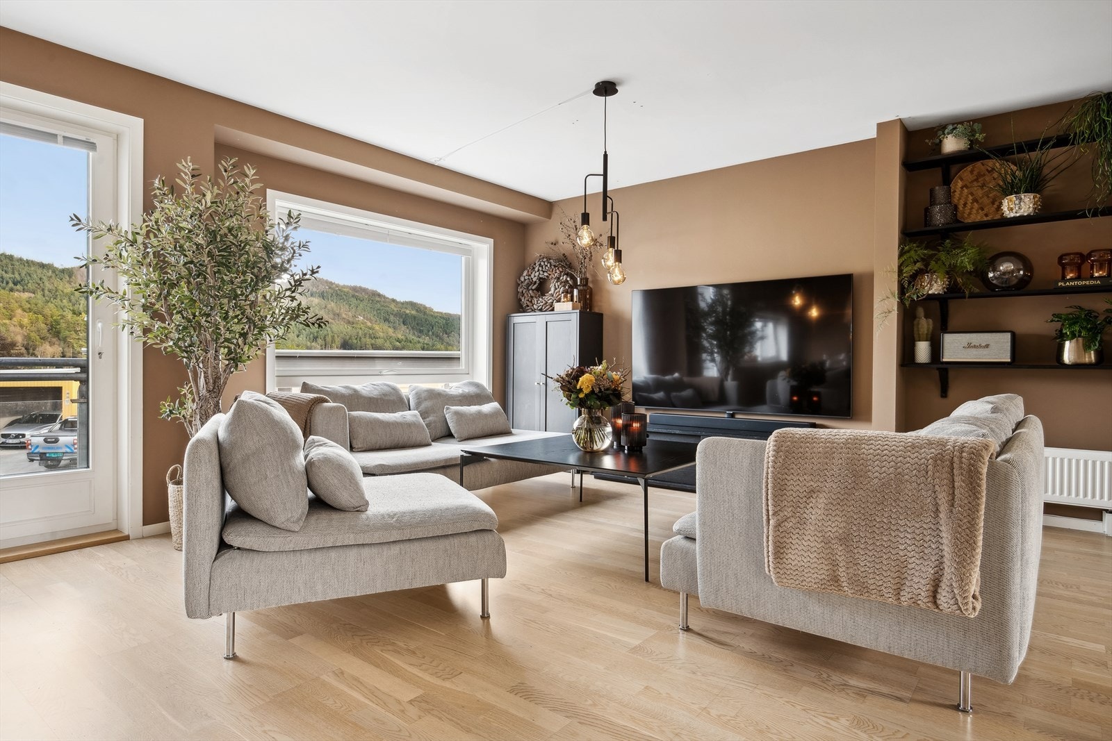 Stuen nyter godt av naturlig dagslys fra flere gode vindusflater. Galleribilde