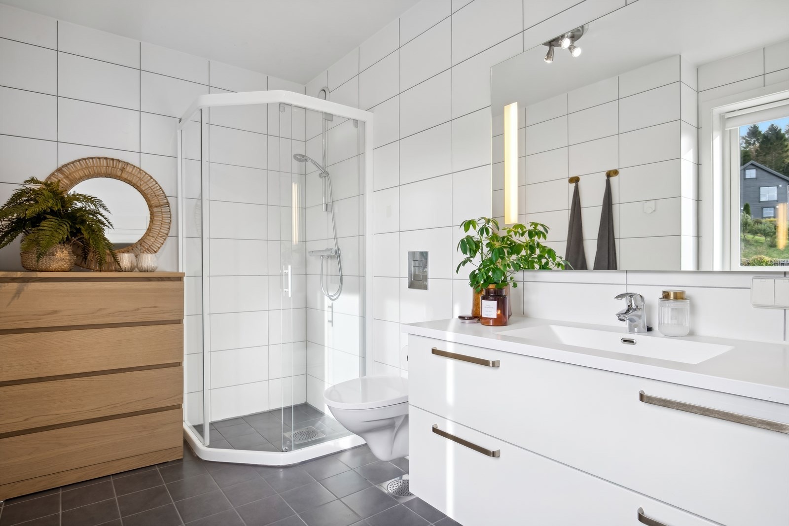 Romslig bad med plass til oppbevaring. Galleribilde