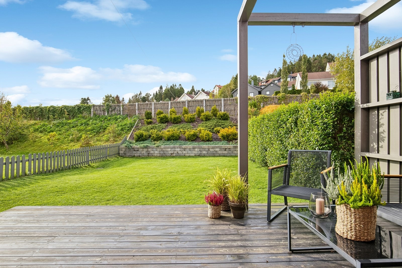 Uteområdet er naturlig skjermet og er pent beplantet. Galleribilde