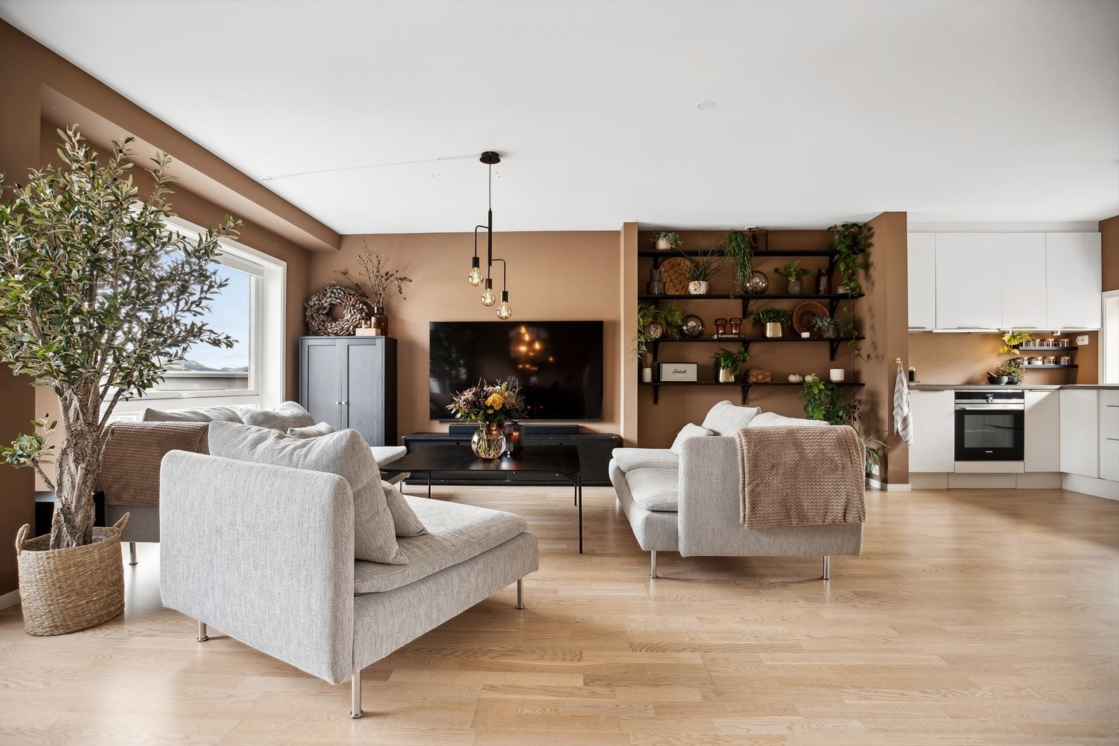 Med flott gjennomgående parkett gulv får du et pent og helhetlig inntrykk. Galleribilde