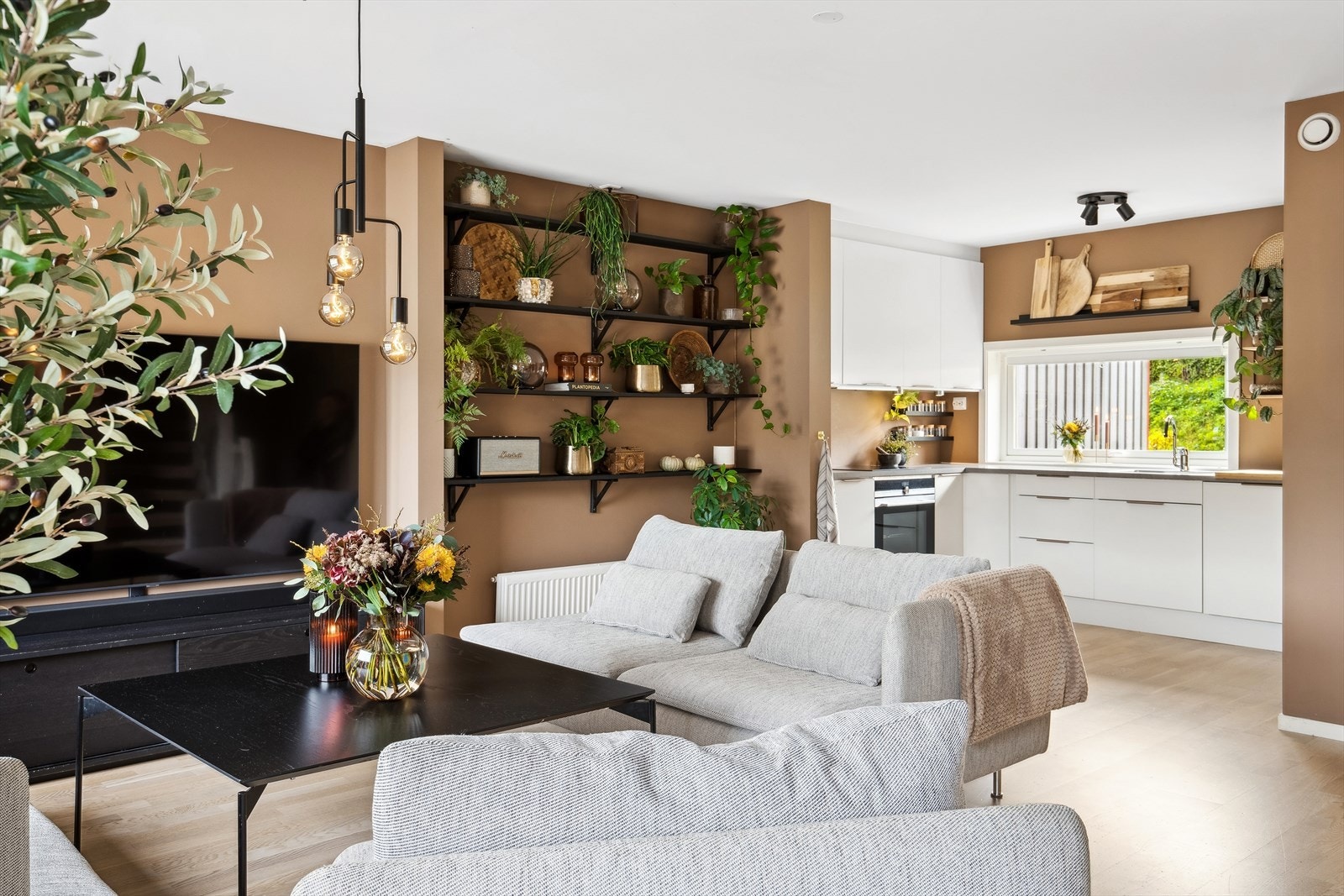 Stue og kjøkken er i lys og åpen løsning. Galleribilde