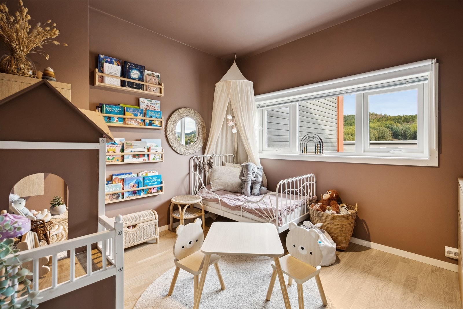 Soverommene har god plass til både soveromsmøblement og garderobe. Galleribilde