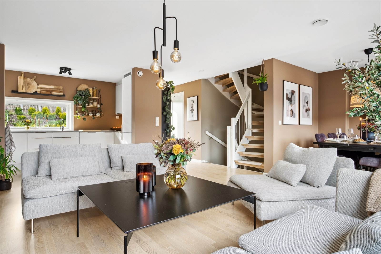 Stuen fremstår som et lyst og pent oppholdsrom. Galleribilde