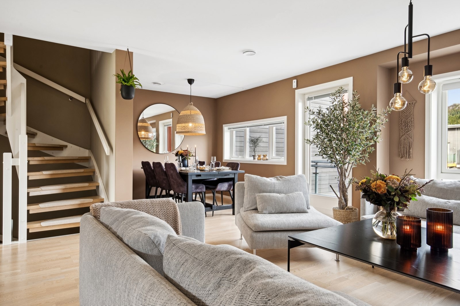 Boligen har en lys og gjennomgående stue og spisestueløsning. Galleribilde