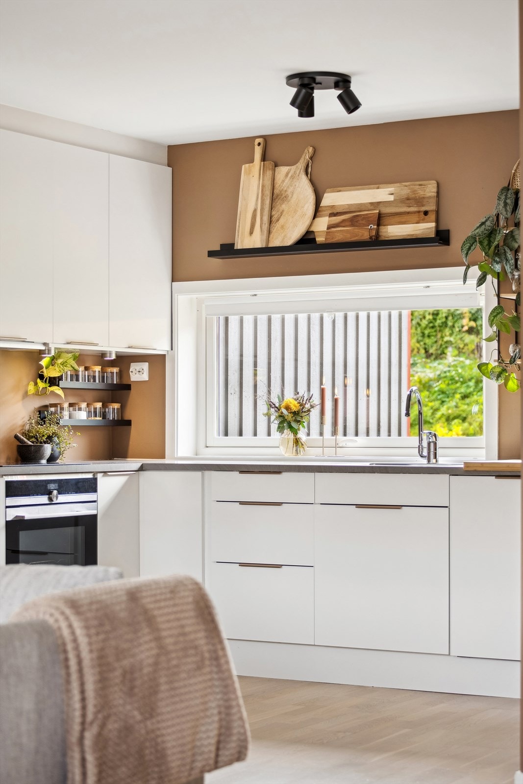 Også kjøkkenet nyter godt av naturlig dagslys. Galleribilde