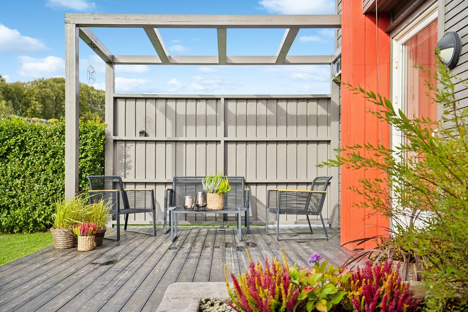 Terrassen er av god størrelse og kan fint innredes med ønsket utemøblement. Galleribilde