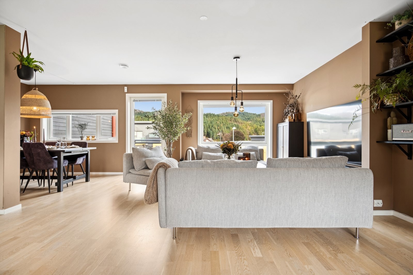 Det er listefritt mellom vegg og tak. Galleribilde