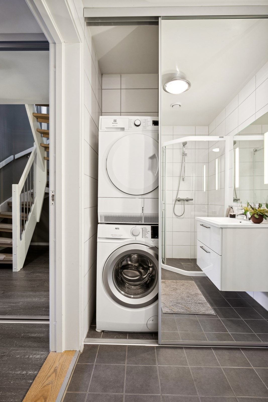 Baderommet har også en fin løsning med vaskemaskin og tørketrommel bak skyvedør. Galleribilde